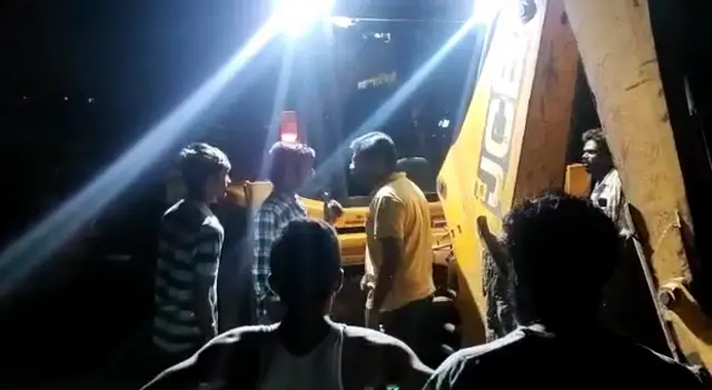 ఆర్‌ఐ సుధాకర్‌తో గొడవపడుతున్న మట్టి తవ్వకం దారులు