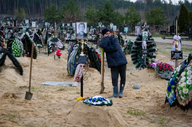 После похорон очередной жертвы российского вторжения в Ирпене под Киевом