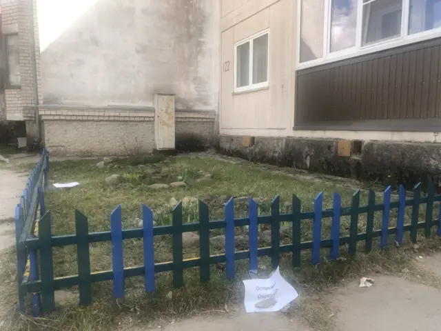 Издание "7х7" в своем телеграм-канале показало, как теперь выглядит забор после вмешательства властей