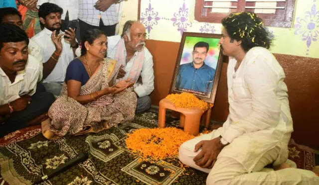 కౌలు రైతుల కుటుంబాలను పరామర్శిస్తున్న పవన్ కల్యాణ్