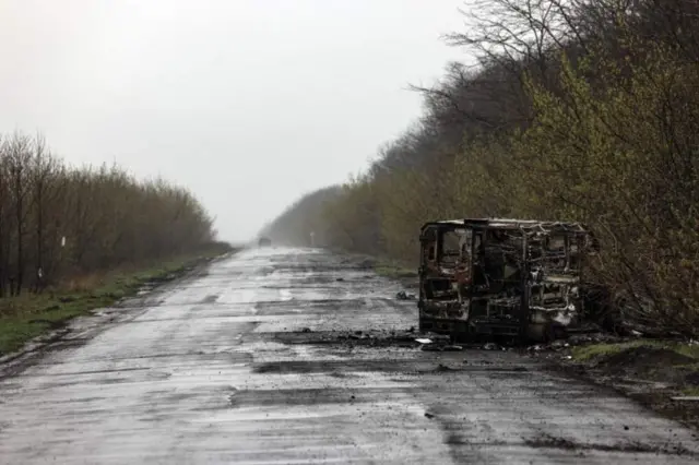 Сгоревший автомобиль на дороге в Попасную в начале апреля