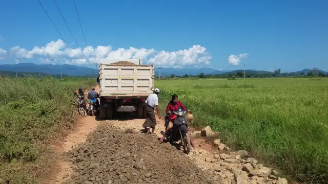 ကောလင်း-ဝန်းသိုနယ်ထဲက ကျေးရွာချင်းဆက် လမ်းပိုင်းတစ်နေရာ