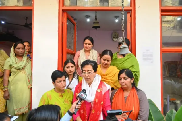 आप नेता आतिशी ने दिया धरना