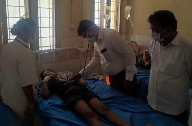 వైద్యం చేస్తున్న మంత్రి సీదిరి అప్పలరాజు