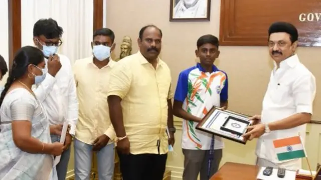 சாதனை மாணவர் சினேகன்