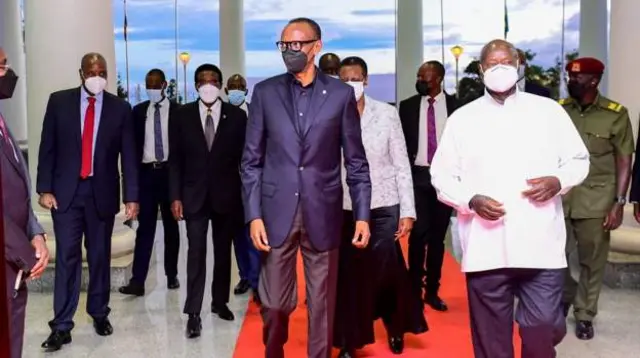 Rais wa Rwanda Paul Kagame akutana na Rais wa Uganda Yoweri Museveni
