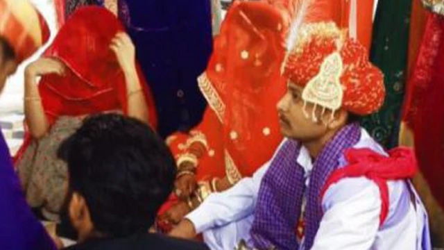 शादी के बाद दूल्हा दुल्हन को लेकर रीति रिवाज के अनुसार नारियल चढ़ाने के लिए मंदिर ले कर गए थे परिजन