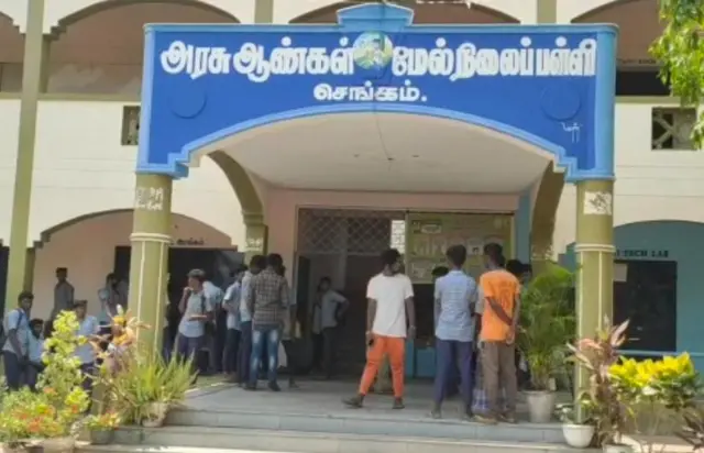 அரசுப் பள்ளி மாணவர்கள் ராகிங்