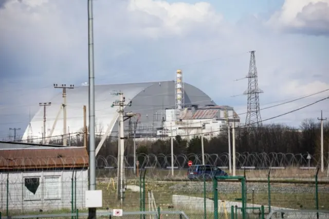 Купол-саркофаг над взорвавшимся четвертым блоком Чернобыльской АЭС