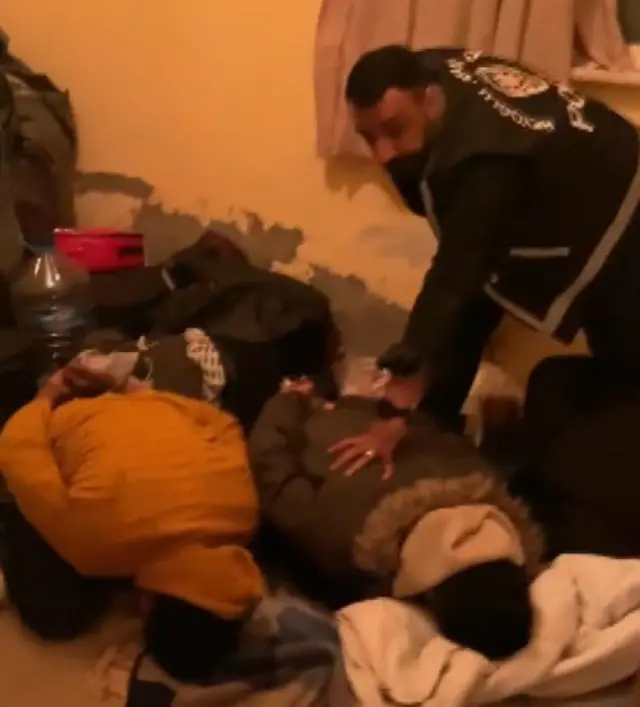Baskın anı polis kameralarına yansıdı