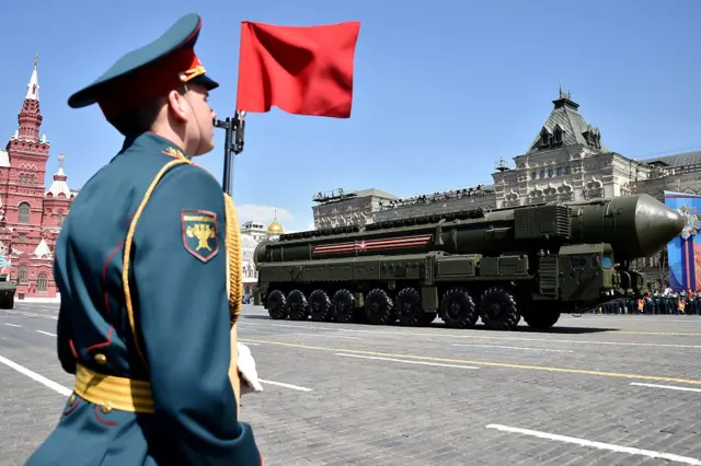 Российская межконтинентальная баллистическая ракета на параде в Москве