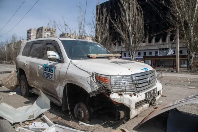 Подбитый автомобиль миссии ОБСЕ в Мариуполе