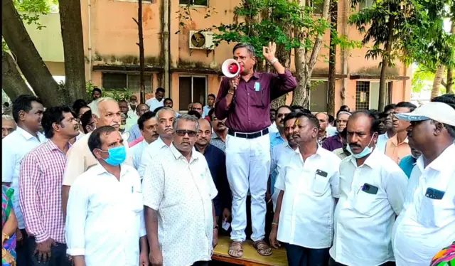 கூட்டுறவு பணியாளர்கள் ஆர்ப்பாட்டம்