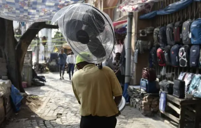 رجل يحمل مروحة وسط موجة الحر في كولكاتا، الهند، 26 أبريل/نيسان 2022