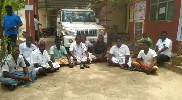 வல்லம் காவல் நிலையத்தில் போராட்டம்