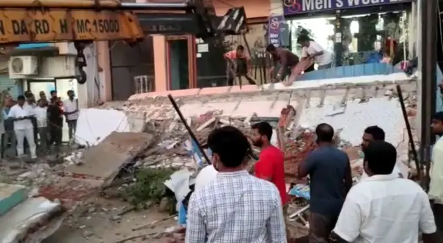 యాదగిరి గుట్టలో కుప్పకూలిన భవనం