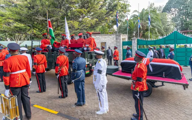 Mwili wa aliyekuwa Rais Emilio Mwai Kibaki ukiwasili nyumbani kwake Munyange nje kidogo ya mji wa Othaya kwa ajili ya maombi ya mwisho