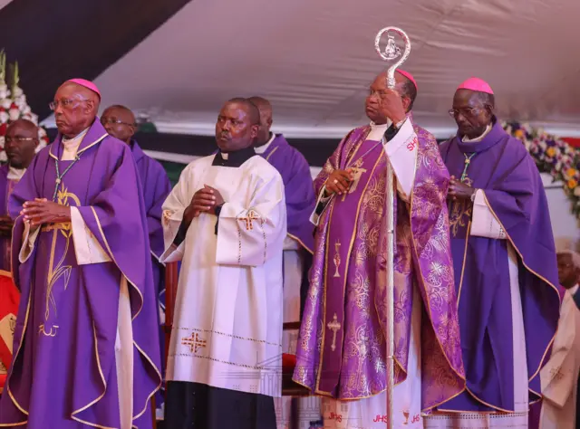 Askofu Mkuu Anthony Muheria Jimbo Kuu la Kanisa Katoliki la Nyeri akisaidiwa na Wakutoka Parokia ya Kikatoliki ya Othaya.
