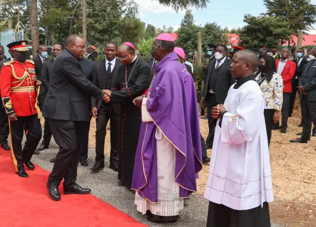 Rais wa Kenya Uhuru Kenyatta akiwasalimia viongozi wa kidini alipowasili mjini Othaya