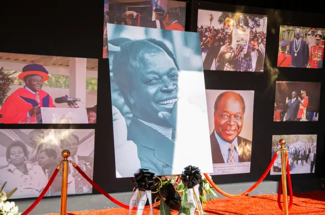 Picha zinazonesha Kibaki akiwa Mbunge MP, Naibu Waziri, Makamu wa Rais, na Kiongozi wa Upinzani kabla ya kuwa Rais wa tatu wa Kenya mwaka 2002