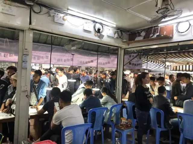 မဟာအောင်မြေကျောက်မျက်ရောင်းဝယ်ရေးစခန်း WeChat အရောင်းဝယ်နေမှုမြင်ကွင်း (ပုံဟောင်း)