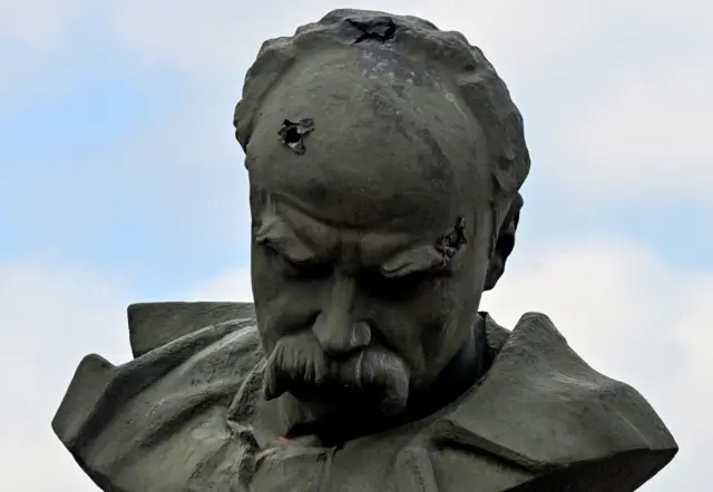 Простреленный памятник Тарасу Шевченко