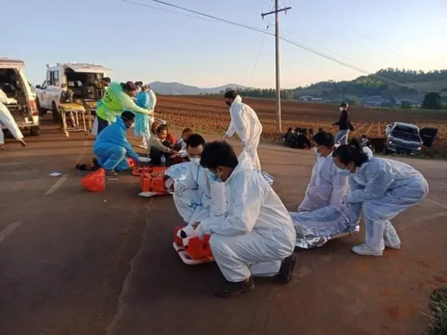 မဲဆောက်မြို့တောင်ဘက်မှာ မြန်မာ ၁၈ ဦးလိုက်ပါလာတဲ့ကားတစ်စင်း တိမ်းမှောက်မှုဖြစ်