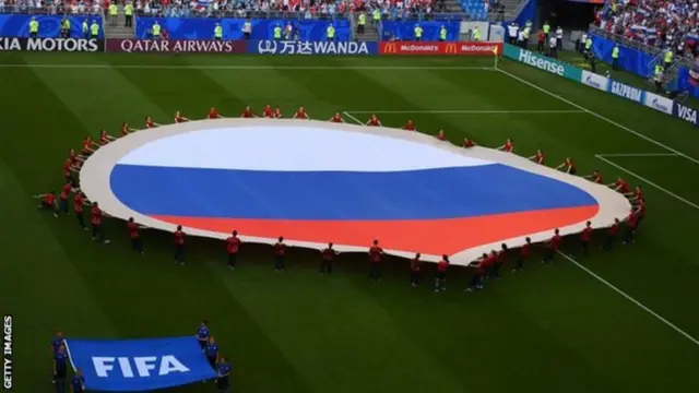 флаг России на футбольном поле