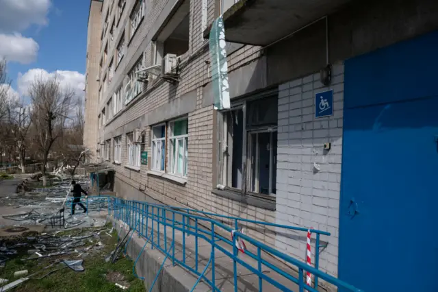 Разрушенное здание больницы в Николаеве
