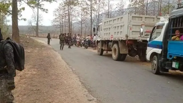 တမူး- ခမ်းပတ်ကားလမ်းနဲ့ တမူး-အောင်ဇေယျကားလမ်းကိုပါ မပြတ်စောင့်ကြည့်နေတယ်လို့ ဆို