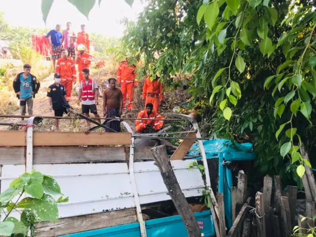 အာရှလမ်းမှာ ကျွဲနွားတင် ၆ ဘီးကားတိမ်းမှောက်လို့ လူ ၂ ဦးသေဆုံး