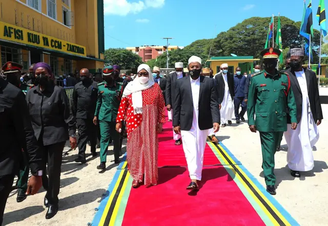 Rais Samia suluhu akiwa pamoja na Rais wa sasa wa Zanzibar Hussein Mwinyi