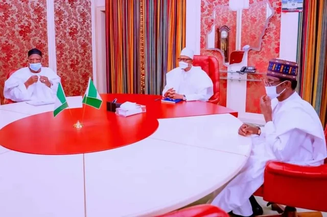 President Buhari with outgoing APC chair Mai Mala Buni (r) dan incoming chair Abdullahi Adamu (l)