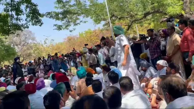 ਦੋਨਾਂ ਆਗੂਆਂ ਦਰਮਿਆਨ ਇਸ ਬਹਿਸਬਾਜ਼ੀ ਦੀ ਵੀਡੀਓ ਵੀ ਸਾਹਮਣੇ ਆਈ ਹੈ।