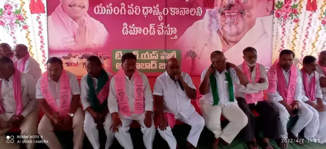 ఆదిలాబాద్‌లో నిరసన వ్యక్తం చేస్తున్న టీఆర్‌ఎస్ పార్టీ నేతలు