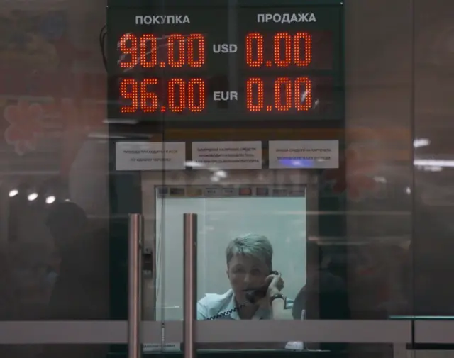Продать валюту можно, купить - почти невозможно