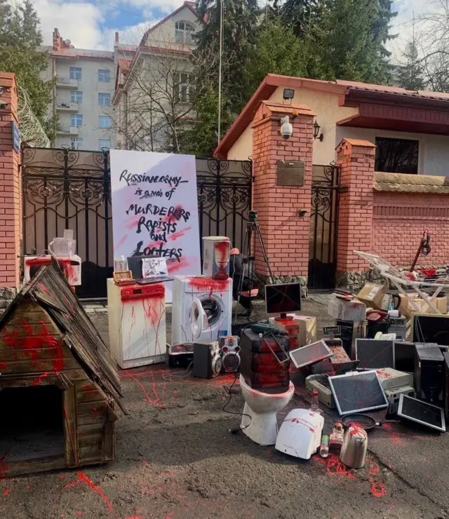 у посольства во Львове