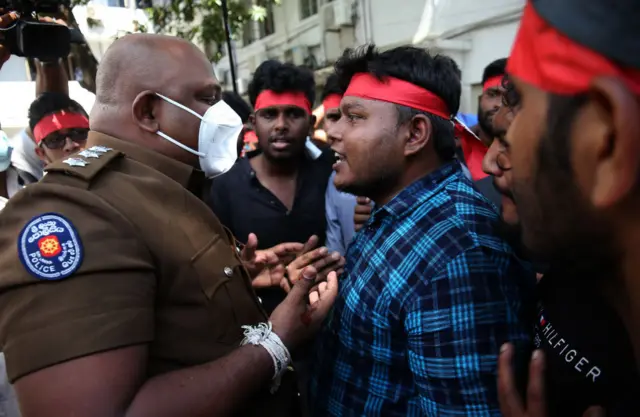 இலங்கை: பொருளாதார நெருக்கடியால் வெடிக்கும் போராட்டம்