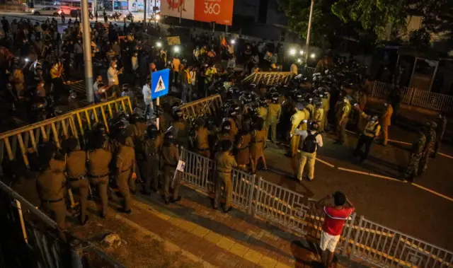 இலங்கை: பொருளாதார நெருக்கடியால் வெடிக்கும் போராட்டம்