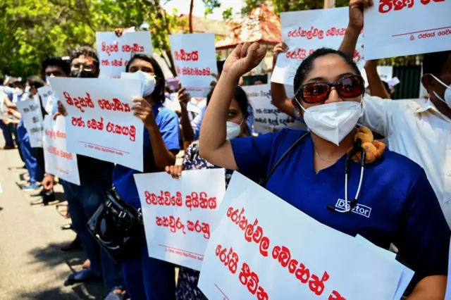 இலங்கை: பொருளாதார நெருக்கடியால் வெடிக்கும் போராட்டம்
