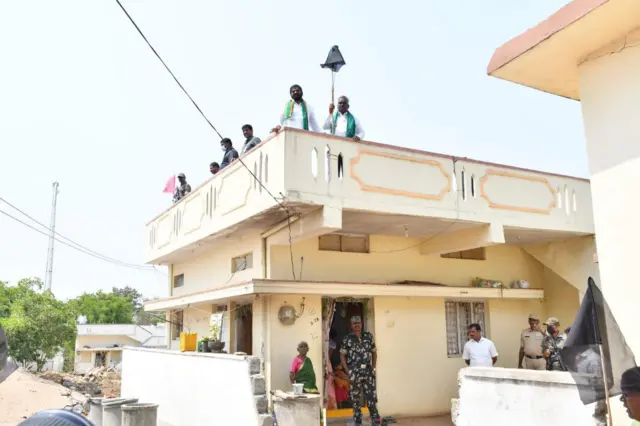 ఇంటి మీద నల్ల జెండా ఎగురవేస్తున్న టీఆర్‌ఎస్ కార్యకర్తలు