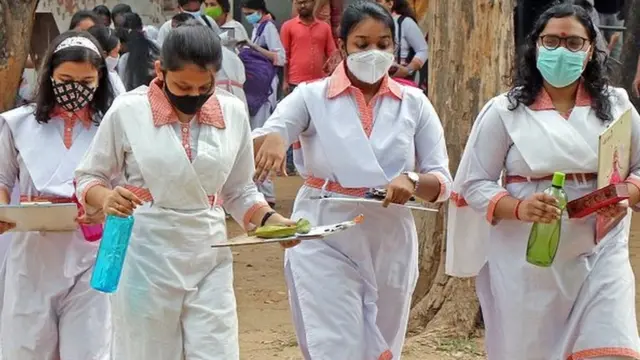 पश्चिम बंगाल के बीरभूम ज़िले में 12वीं की परीक्षा देने पहुँची छात्राएँ