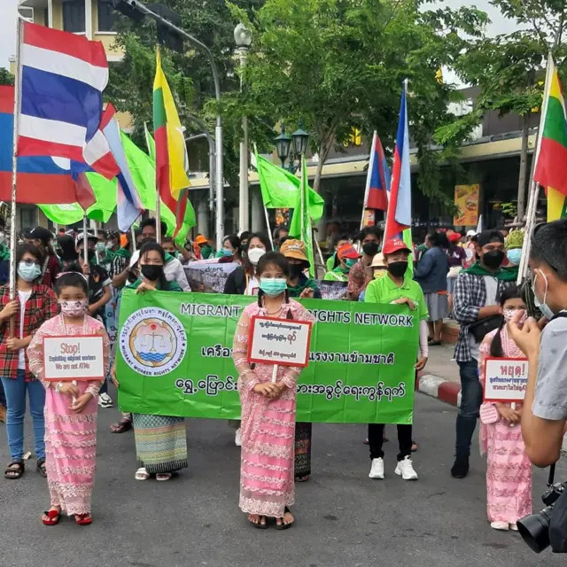 မေဒေးနေ့ မှာ ထိုင်းရောက်မြန်မာရွှေ့ပြောင်းလုပ်သားများ လမ်းလျှောက်ချီတက်