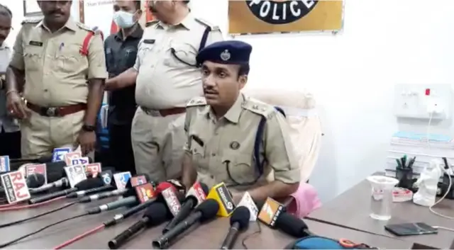 మీడియాతో మాట్లాడుతున్న బాపట్ల జిల్లా ఎస్పీ వకుళ్ జిందాల్