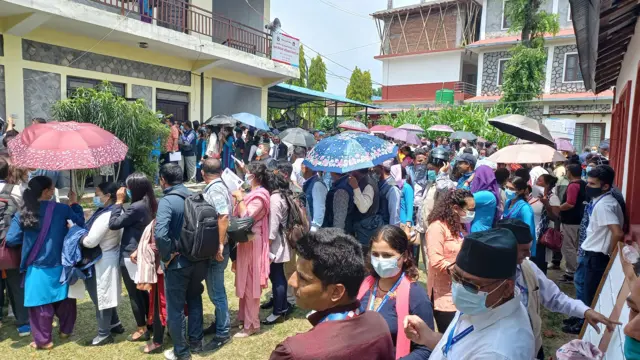 मतदान केन्द्रहरुमा खटिएका कर्मचारीहरु