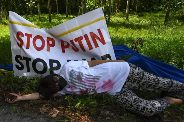 Украинцы и их сторонники 9 мая устроили акцию протеста у российского посольства даже в Панаме