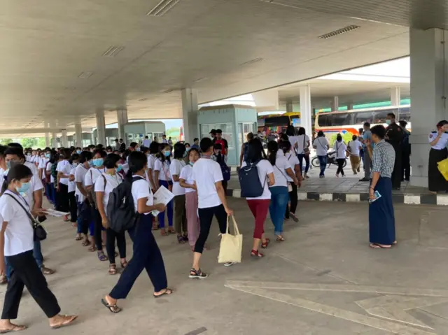 မြန်မာအလုပ်သမား ၃၀၀ နီးပါး ထိုင်းနိုင်ငံထဲ တရားဝင် ဝင်ခွင့်ရပြီ