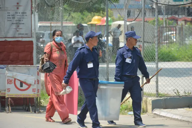 मतपेटिका ओसार्दै म्यादी प्रहरी