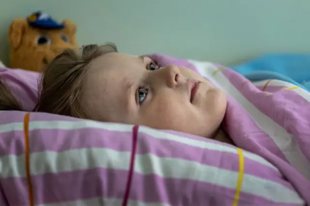 Пятилетняя Марина Пономарева 9 мая лежала в больнице в Кривом Роге. За неделю до этого она потеряла ножку: в их дом в деревне Вы