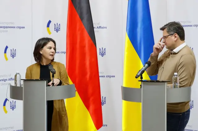 Глава МИД Германии Анналена Бербок на пресс-конференции с украинским коллегой Дмитрием Кулебой в Киеве